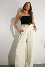 Cargar imagen en el visor de la galería, TOP NEGRO CON TWIST
