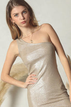 Cargar imagen en el visor de la galería, VESTIDO DORADO ONE SHOULDER
