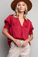 Cargar imagen en el visor de la galería, BLUSA VINO MANGAS PUFF
