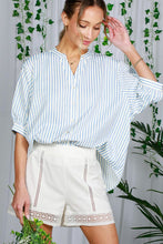 Cargar imagen en el visor de la galería, CAMISA DE RAYAS CELESTE CON BLANCO
