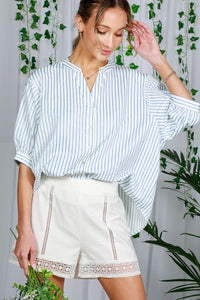 CAMISA DE RAYAS CELESTE CON BLANCO