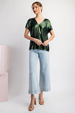 Cargar imagen en el visor de la galería, BLUSA VERDE METALICA
