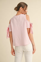 Cargar imagen en el visor de la galería, TOP ROSADO CON LAZO
