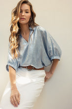 Cargar imagen en el visor de la galería, BLUSA METÁLICA CELESTE
