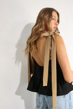 Cargar imagen en el visor de la galería, TOP NEGRO CON LAZO BEIGE
