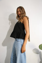 Cargar imagen en el visor de la galería, TOP NEGRO CON LAZO BEIGE
