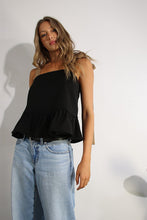 Cargar imagen en el visor de la galería, TOP NEGRO CON LAZO BEIGE
