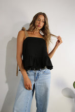 Cargar imagen en el visor de la galería, TOP NEGRO CON LAZO BEIGE
