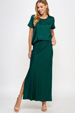Cargar imagen en el visor de la galería, SET VERDE BLUSA Y FALDA LARGA
