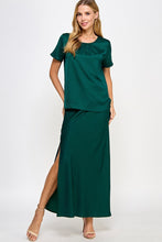 Cargar imagen en el visor de la galería, SET VERDE BLUSA Y FALDA LARGA

