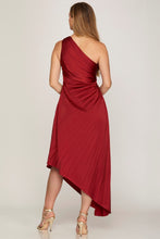 Cargar imagen en el visor de la galería, VESTIDO VINO PLISADO
