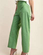 Cargar imagen en el visor de la galería, PANTALON VERDE MANZANA

