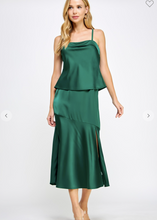 Cargar imagen en el visor de la galería, VESTIDO VERDE DE SATIN
