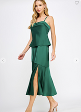 Cargar imagen en el visor de la galería, VESTIDO VERDE DE SATIN
