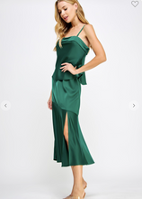 Cargar imagen en el visor de la galería, VESTIDO VERDE DE SATIN
