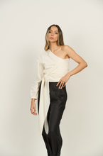 Cargar imagen en el visor de la galería, BLUSA GIN OFF WHITE
