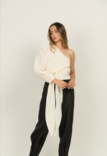 Cargar imagen en el visor de la galería, BLUSA GIN OFF WHITE
