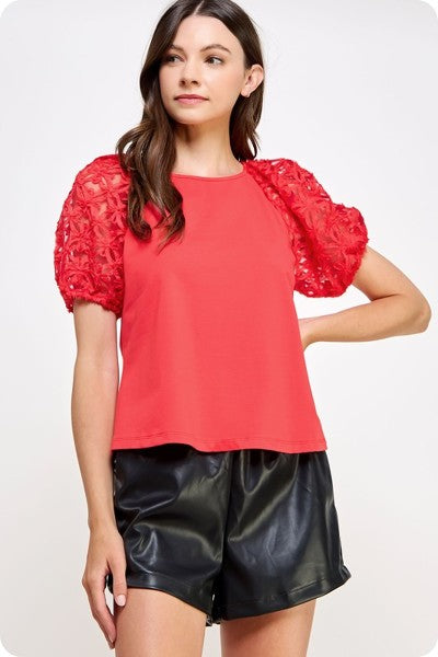 BLUSA ROJA CON ENCAJE FLORAL EN MANGAS