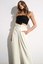 Cargar imagen en el visor de la galería, TOP NEGRO CON TWIST
