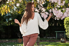 Cargar imagen en el visor de la galería, BLUSA MARGARITA VERDE Y NATURAL

