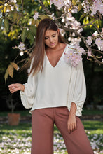 Cargar imagen en el visor de la galería, BLUSA MARGARITA VERDE Y NATURAL
