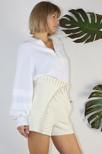 PANTALON CORTO CREMA PLISADO
