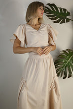 Cargar imagen en el visor de la galería, CONJUNTO TOP Y FALDA BEIGE
