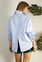 Cargar imagen en el visor de la galería, CAMISA CELESTE ESPALDA ABIERTA
